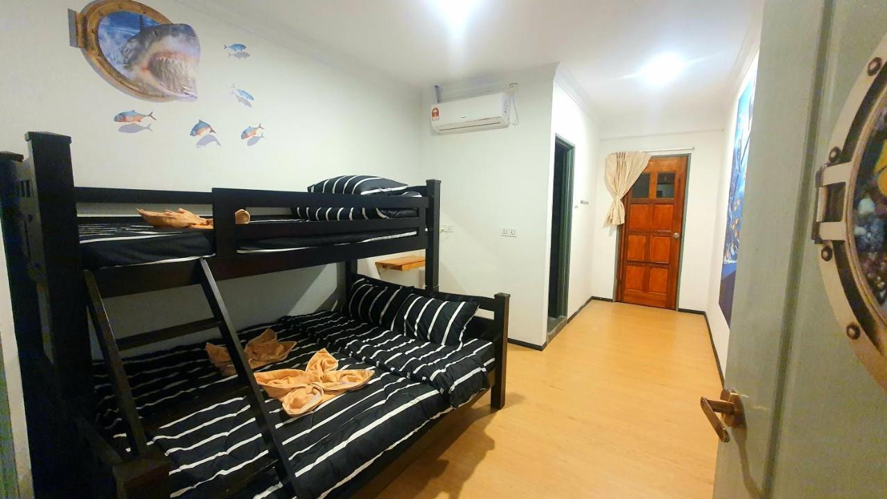 The Ship Guesthouse Room Semporna Esterno foto